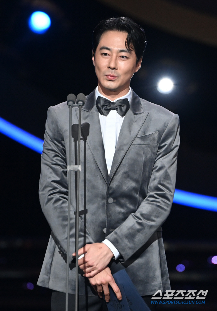  Jo In Seong won the Blue Dragon Film Awards this year