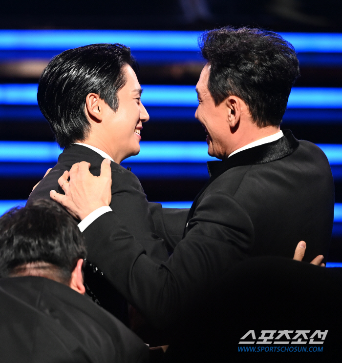  Jung Hae-in - Hwang Jung-min, congratulations from the bottom of my heart