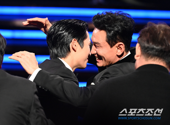  Jung Hae-in - Hwang Jung-min, a hot hug