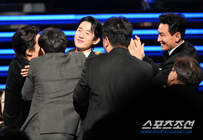  Jung Hae-in - Hwang Jung-min 'Sincere Congratulations'