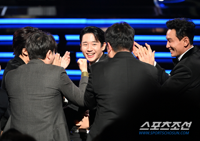  Jung Hae-in - Hwang Jung-min 'Sincere Congratulations'