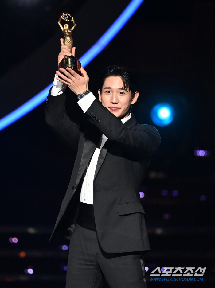  Jung Hae-in raises the Blue Dragon Film Award trophy