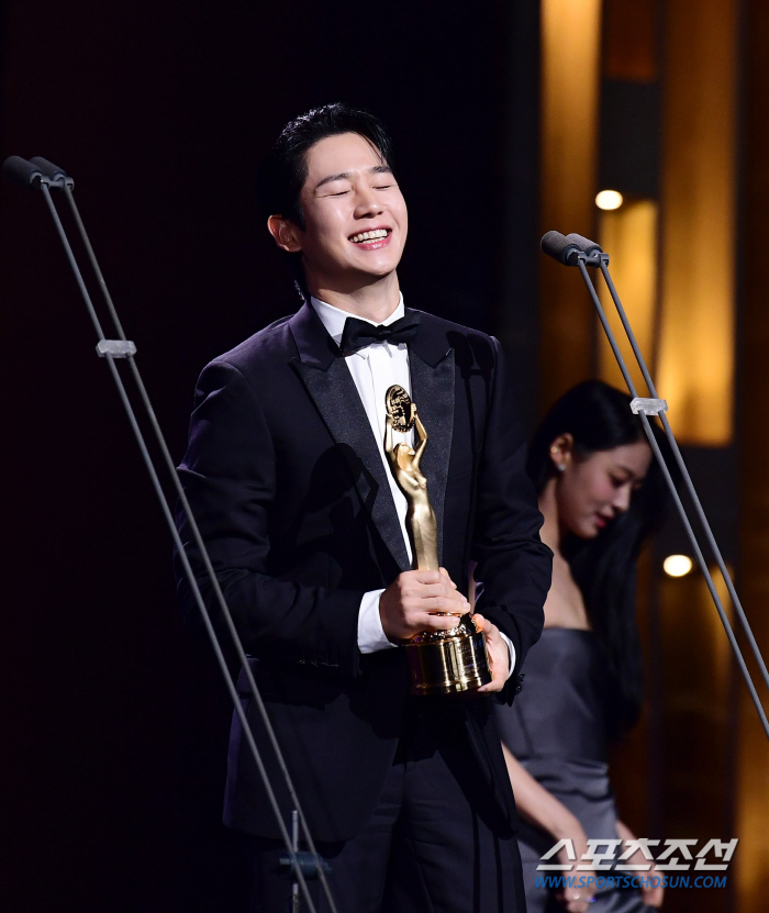  Jung Hae-in 'A sweet Blue Dragon Film Award for Best Supporting Actor'