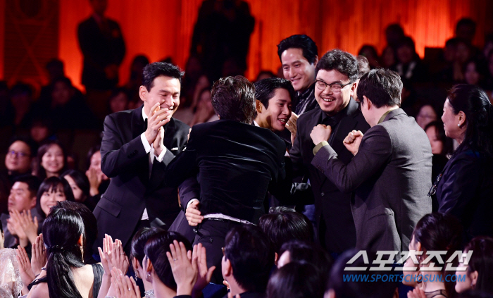  Jung Hae-in, who won the Best Supporting Actor Award 'Exciting congratulations from colleagues'