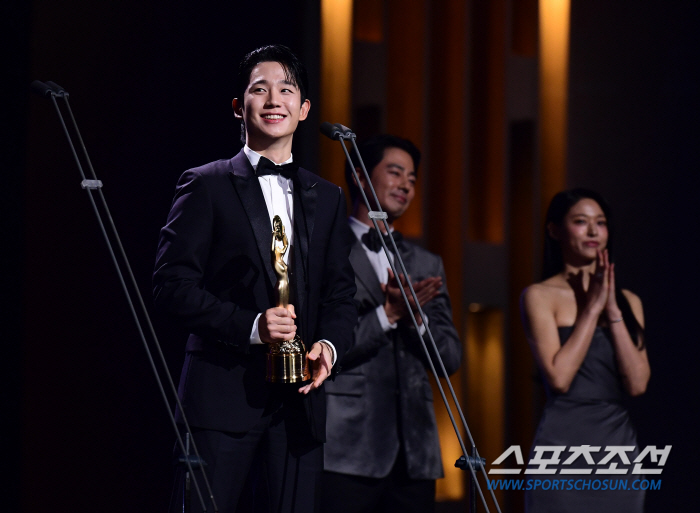  Jung Hae-in 'Winning Blue Dragon Film Award for Best Supporting Actor'