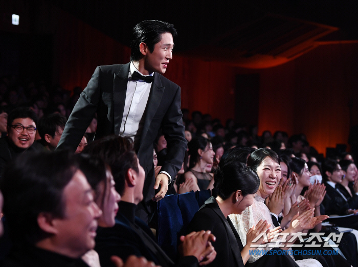  Jung Hae-in Wins Blue Dragon Popular Star Award