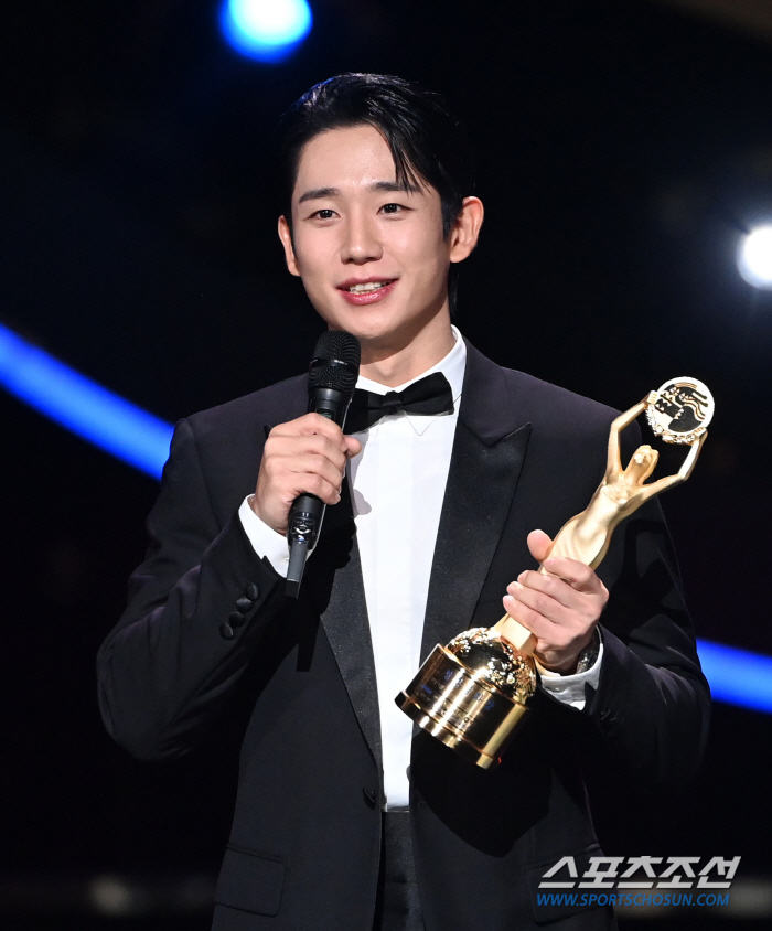  Jung Haein, with the trophy for the Popular Star Award