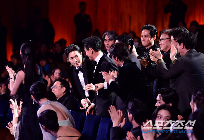  Jung Woo Sung congratulates Hwang Jung Min for best actor