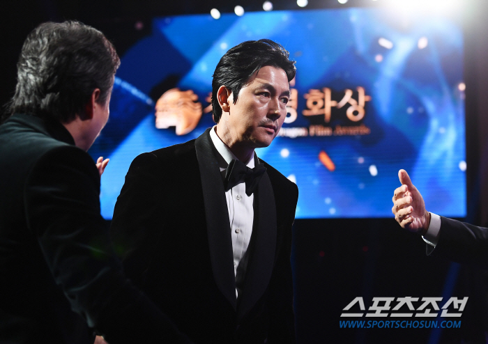  Jung Woo Sung shines at the Blue Dragon Film Awards