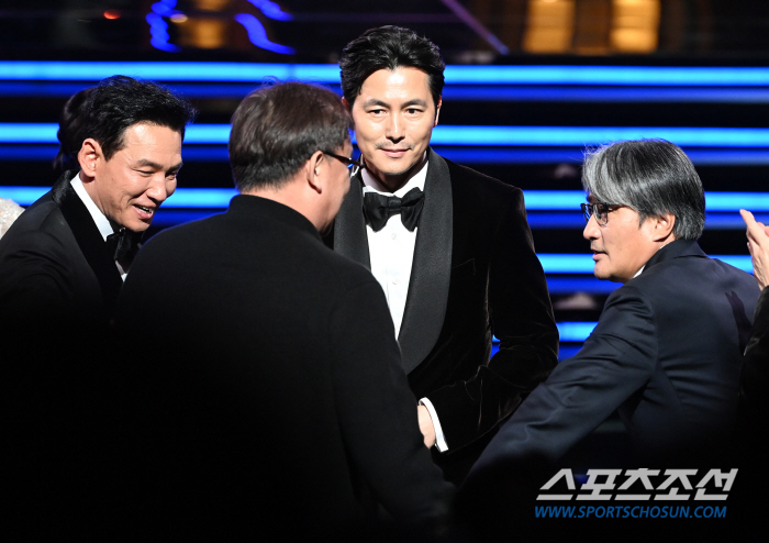  Jung Woo-sung Wins Best Picture Award for Spring in Seoul