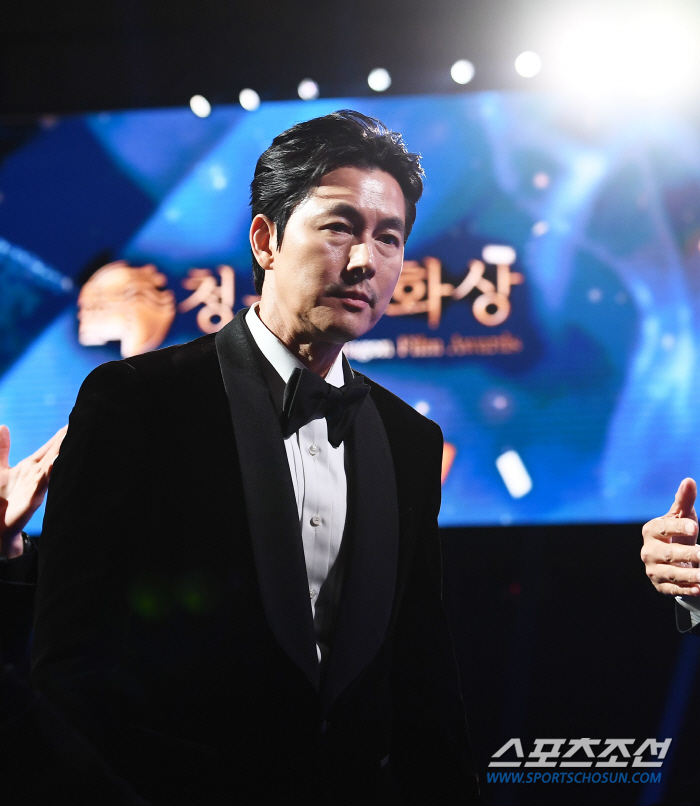  Jung Woo-sung Wins Best Picture Award for Spring in Seoul