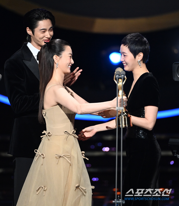  Jung Yu-mi and Kim Go-eun, hugging each other with sincerity