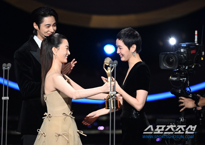  Jung Yu-mi and Kim Go-eun, with all your heart