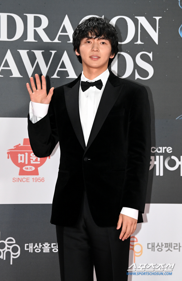  Kang Seung Ho and Tuxedo look good, right?