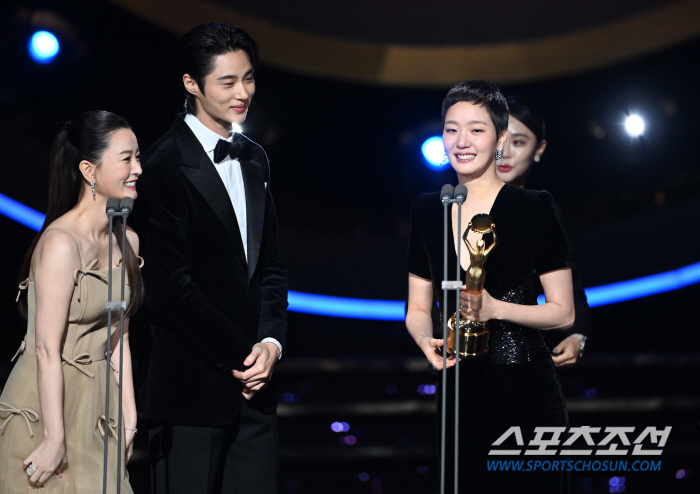  Kim Go-eun, 2nd Blue Dragon Film Award for Best Actress