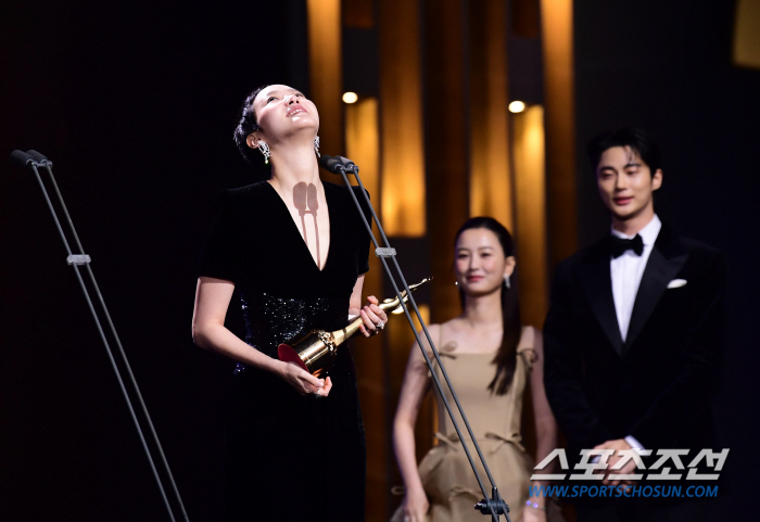  Kim Go-eun 'Unbelievable Blue Dragon Film Award for Best Actress'