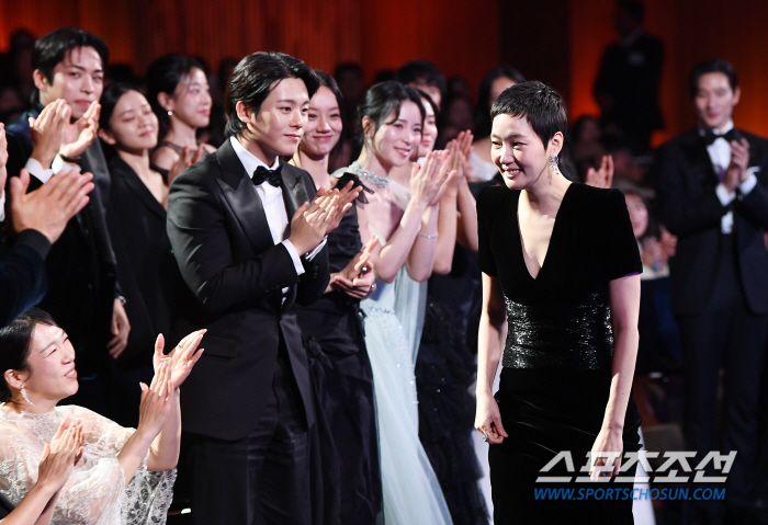  Kim Go-eun wins the Best Actress Award, and co-stars applaud generously