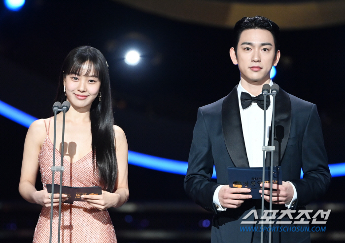  Ko Min-si - Park Jin-young 'The Blue Dragon Film Awards are always fun'