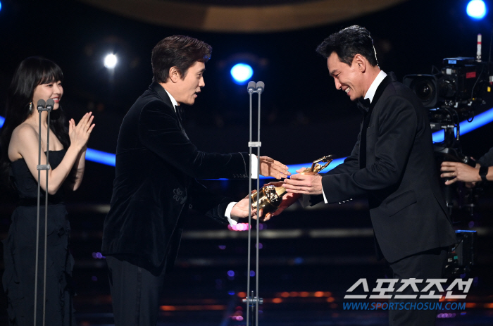  Lee Byung-hun and Hwang Jung-min, congratulations