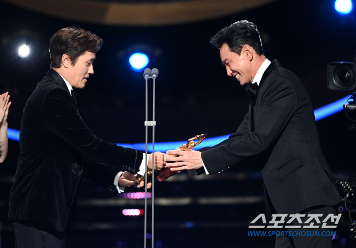  Lee Byung-hun and Hwang Jung-min gave the best actor trophy