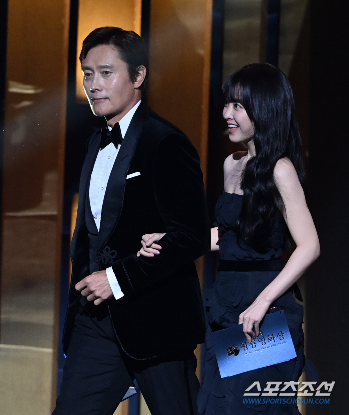  Lee Byung-hun and Park Bo-young, the moment they shine at the Blue Dragon Film Awards