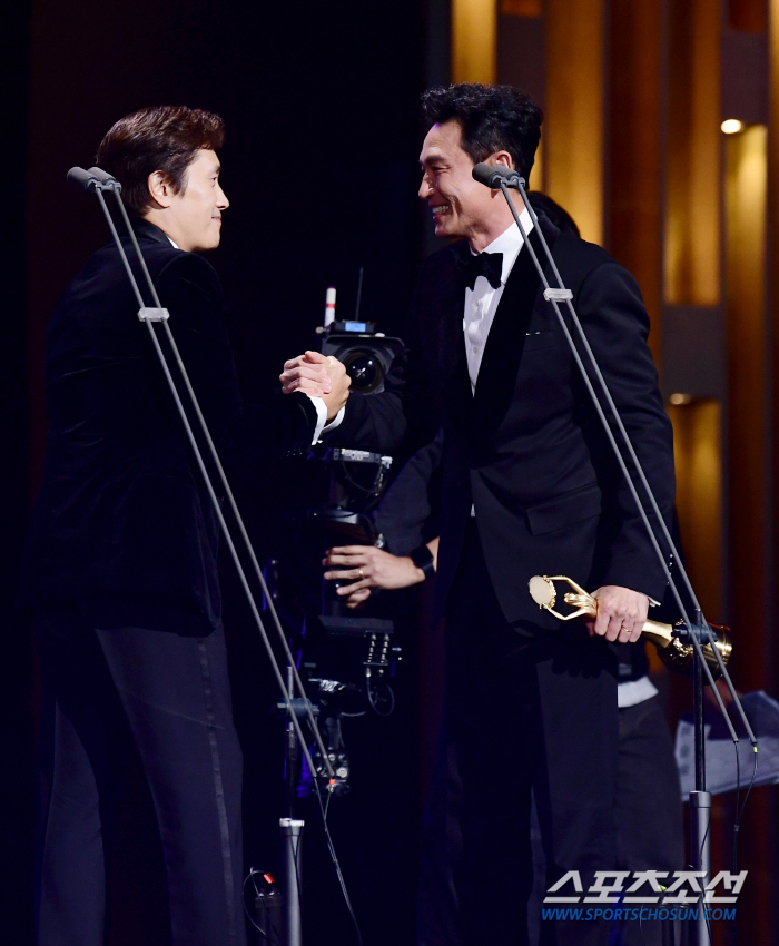  Lee Byung-hun 'Congratulations on Hwang Jung-min's Best Actor Award'