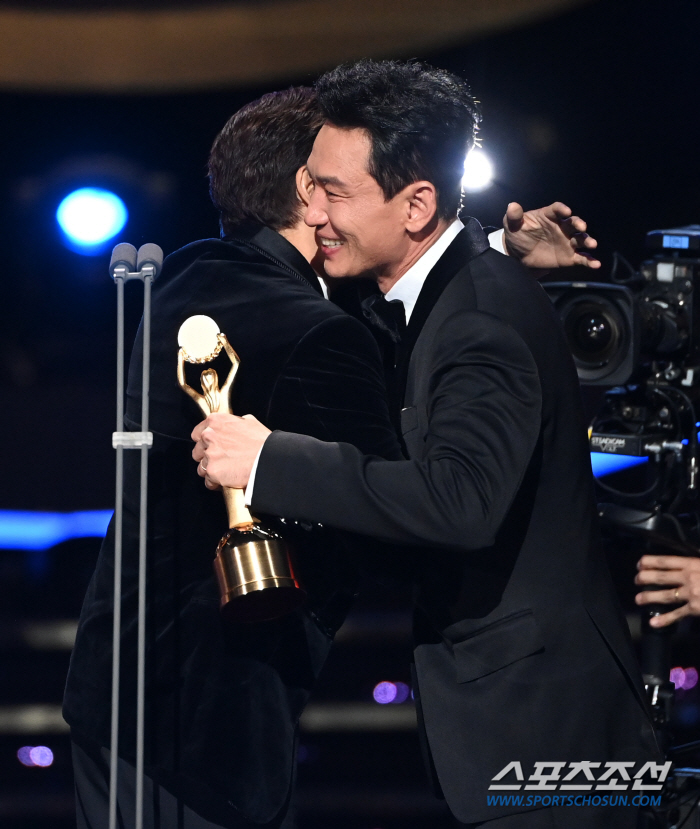  Lee Byung-hun - Hwang Jung-min, a hot hug