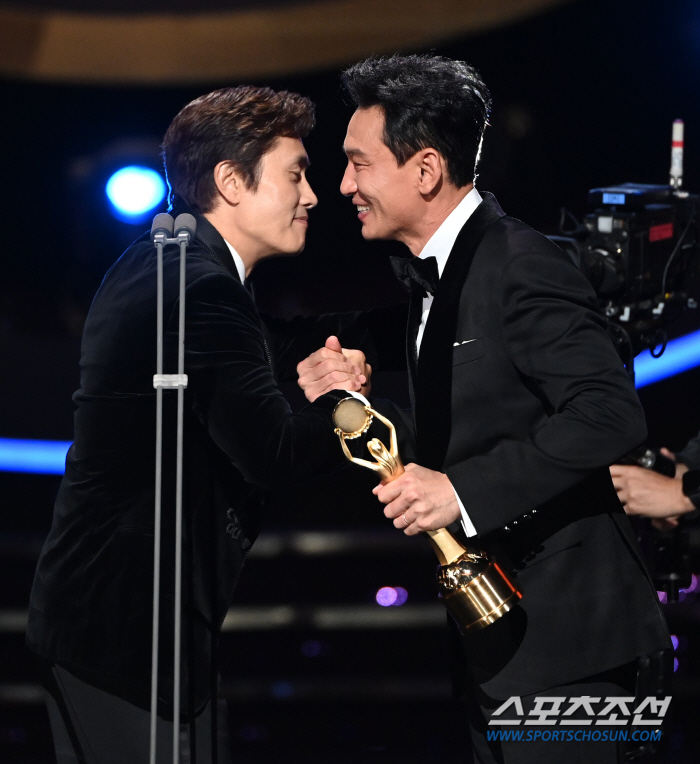  Lee Byung-hun - Hwang Jung-min, a hot hug