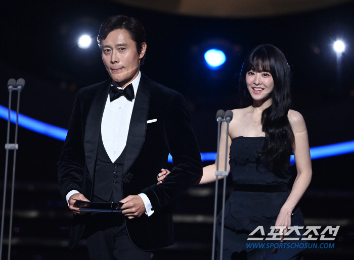  Lee Byung-hun - Park Bo-young, Aura