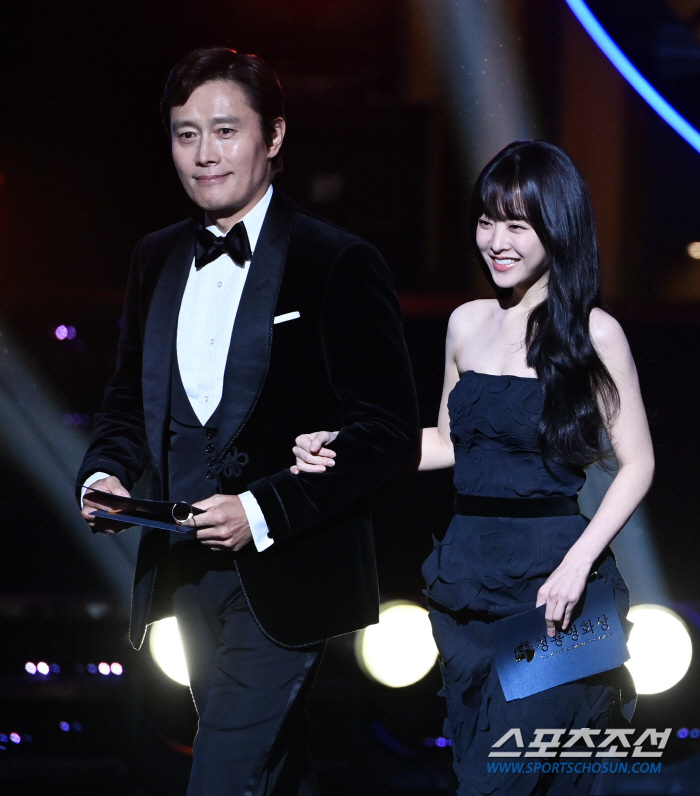  Lee Byung-hun - Park Bo-young, excited heart