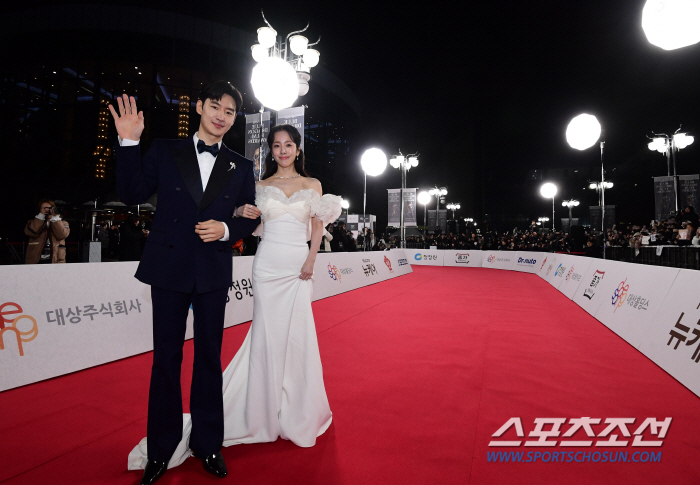  Lee Je-hoon and Han Ji-min 'New MC for Blue Dragon Film Awards'