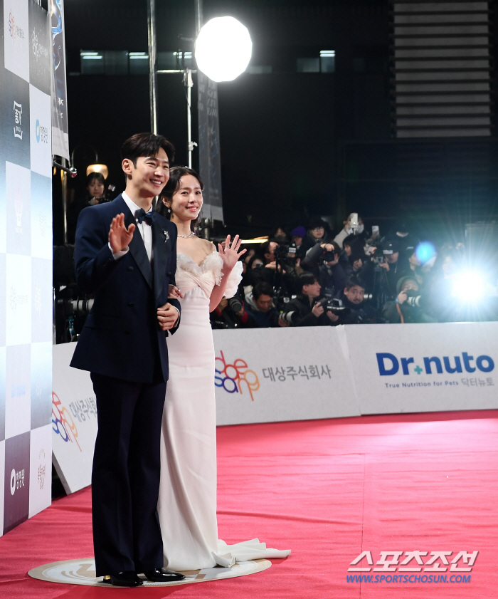  Lee Je-hoon and Han Ji-min 'New MC for Blue Dragon Film Awards'