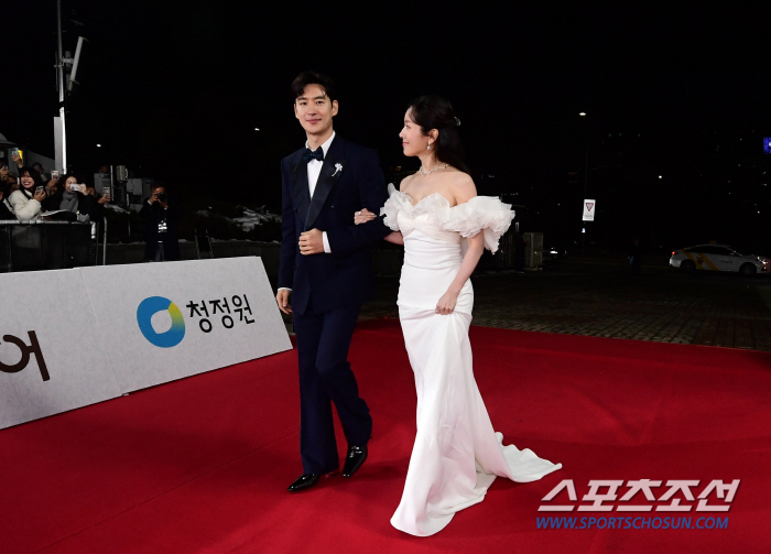  Lee Je-hoon and Han Ji-min 'Two stars shining at the Blue Dragon Film Awards'