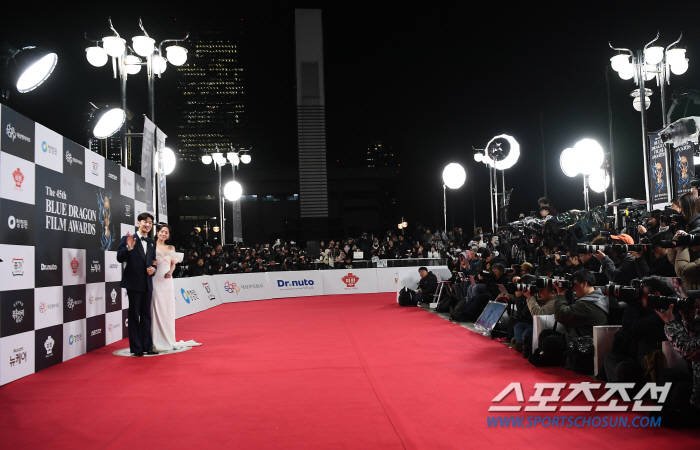  Lee Je-hoon and Han Ji-min 'With the Blue Dragon Film Awards'