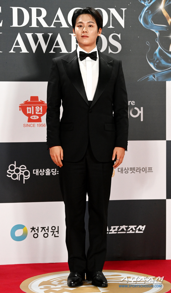  Lee Jung-ha, you look good in a tuxedo