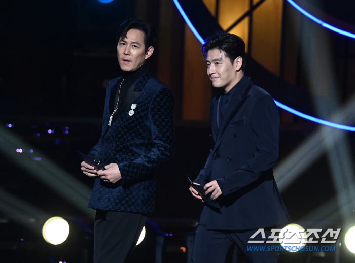  Lee Jung-jae and Kang Ha-neul appear as a presenter