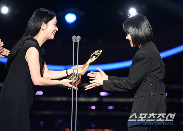  Lee Sang-hee wins Blue Dragon Film Award for Best Supporting Actress