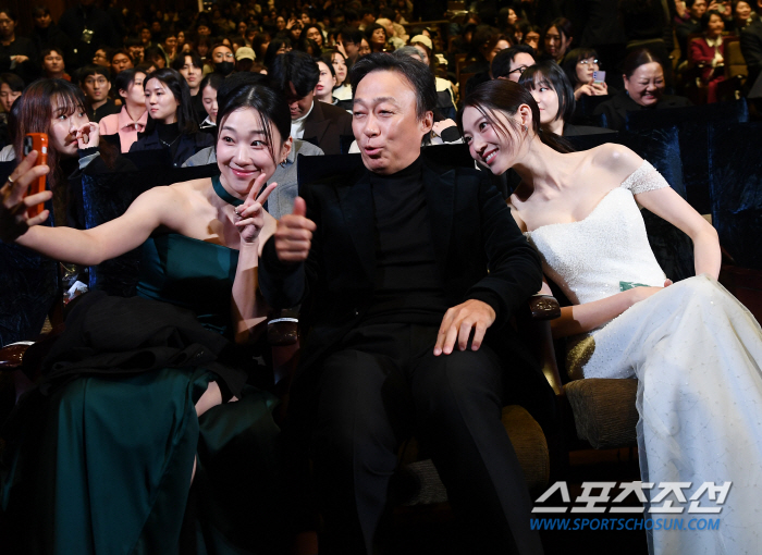  Lee Seong-min, Gong Seung-yeon, Ha Yoon-kyung, a selfie that can't be left out of Blue Dragon