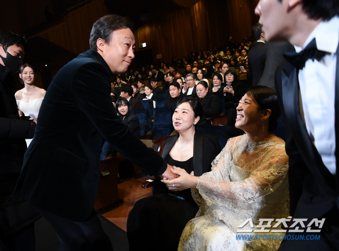  Lee Seongmin, Ra Mi-ran, and Yeom Hye-ran greet each other