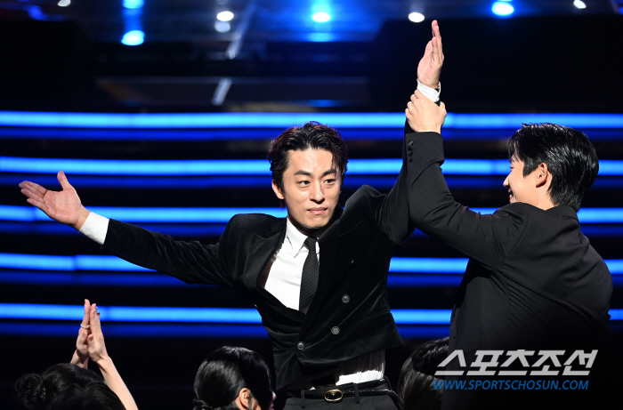  Koo Kyohwan- Jung Hae-in, Joy of Popular Star Award