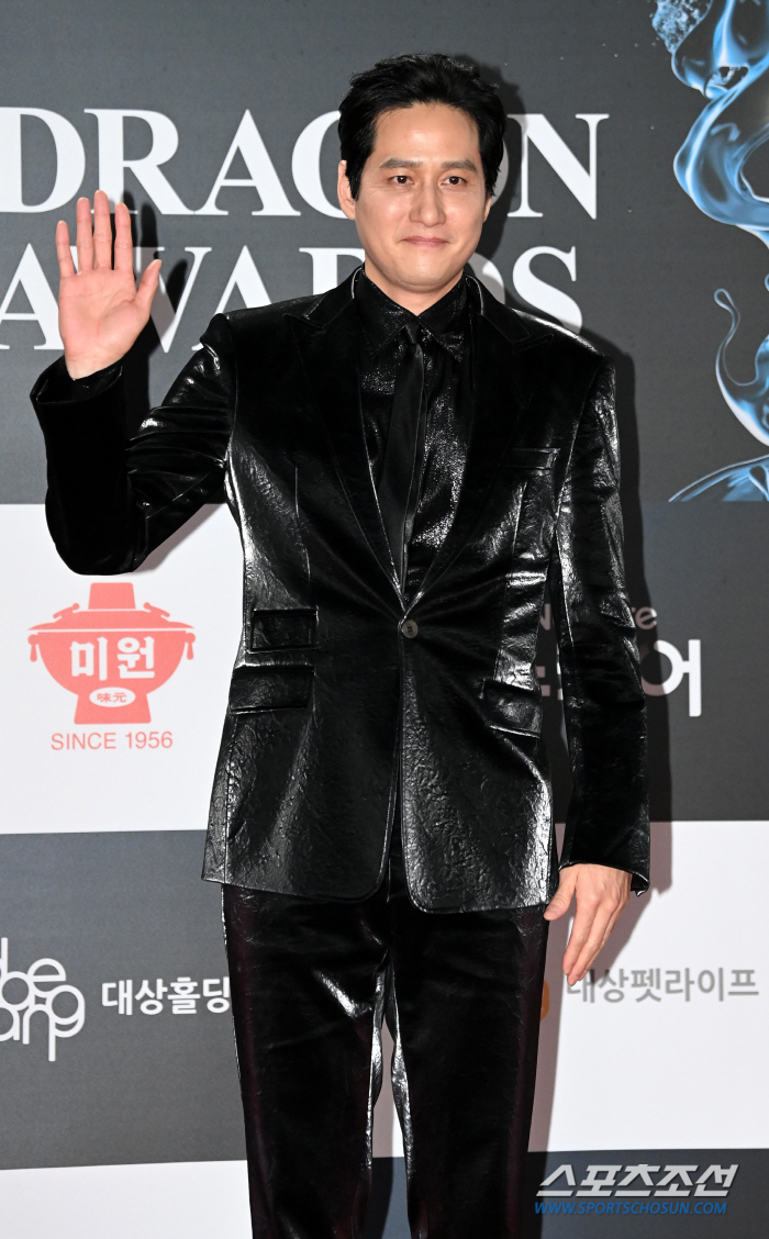  Park Haejun, brilliant velvet suit