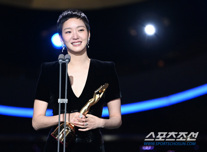  Park Myo Kim Go-eun wins Blue Dragon Film Award for Best Actress