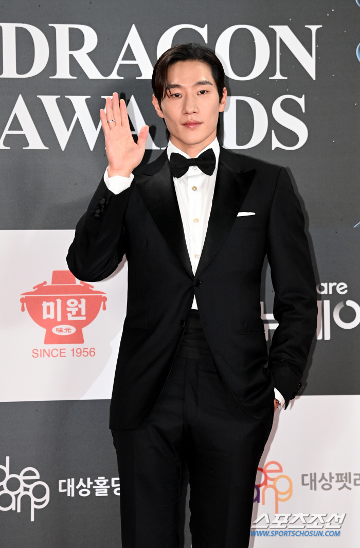  Roh Sang-hyun, handsome with a brilliant tuxedo