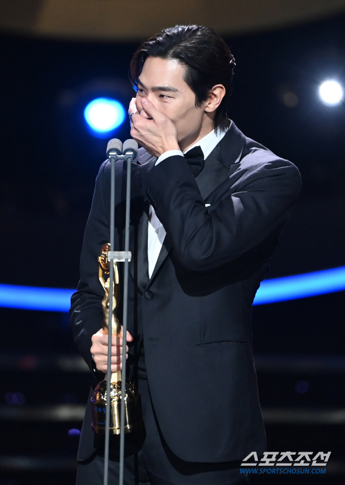  Roh Sang-hyun 'Winning Blue Dragon Film Award for Best New Actor'