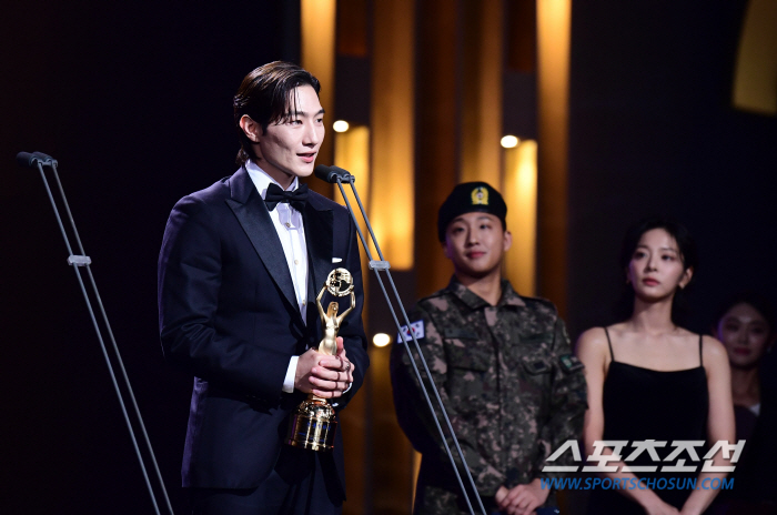  Roh Sang-hyun 'Winning Blue Dragon Film Award for Best New Actor'