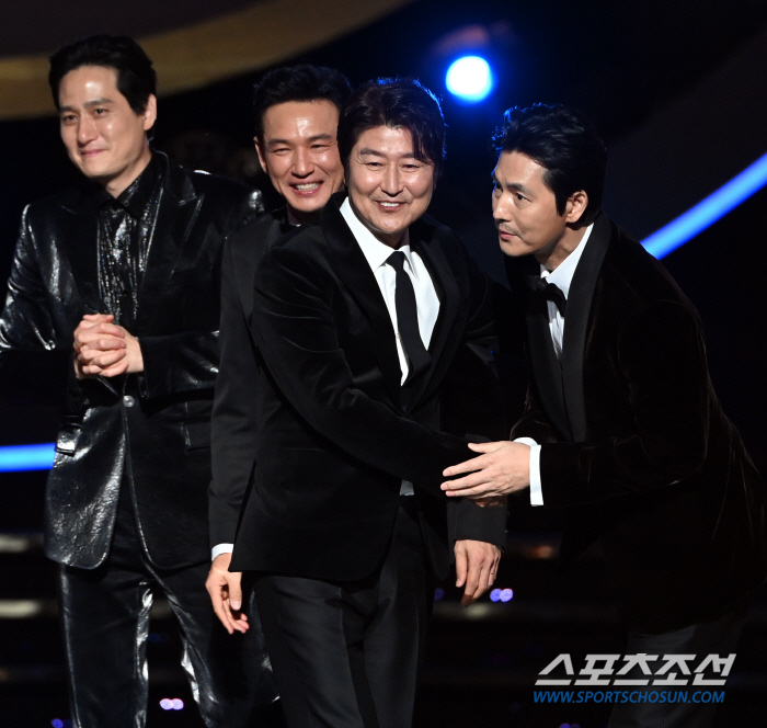  Song Kang-ho and Jung Woo-sung meet at the Blue Dragon Film Awards