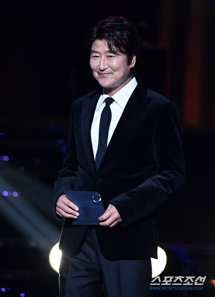  Song Kang-ho appears as the Blue Dragon Film Awards presenter