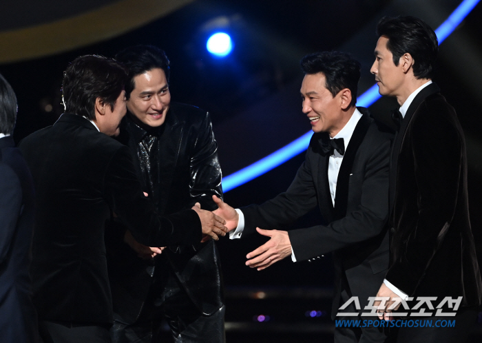  Song Kang-ho, Hwang Jung-min, Jung Woo-sung, encouraging each other