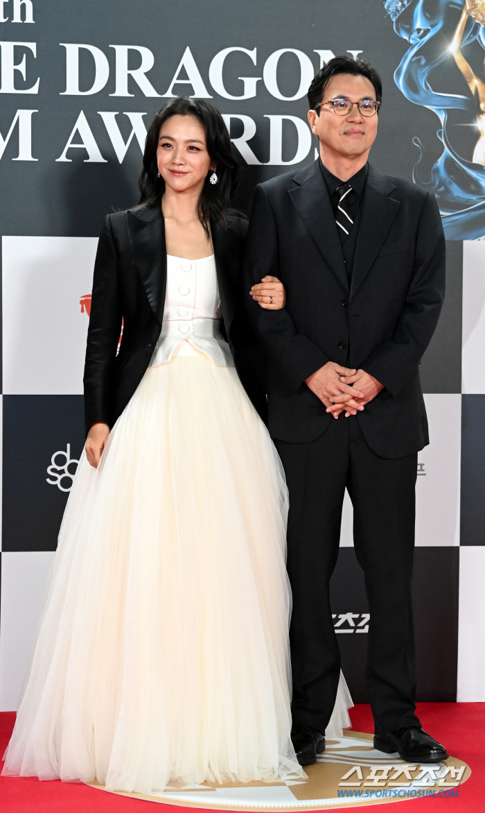  Tang Wei and her husband, Kim Taeyong, are here too