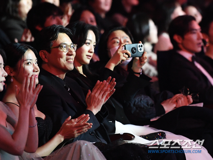  Tang Wei-Kim Tae-yong enjoying the Blue Dragon celebration performance